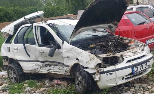 Kastamonu’da iki otomobil çarpıştı: 2 yaralı
