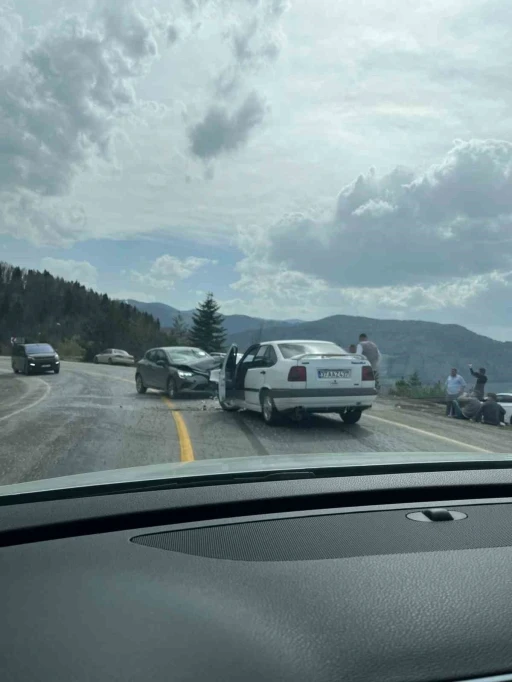 Kastamonu’da iki otomobil kafa kafaya çarpıştı: 3 yaralı
