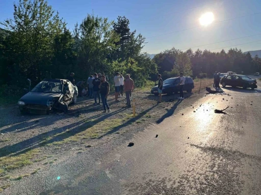 Kastamonu’da iki otomobil kafa kafaya çarpıştı: 4 yaralı
