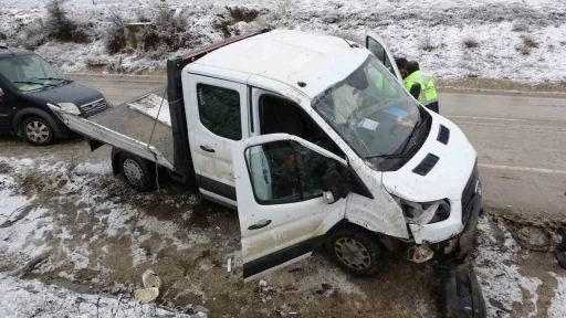 Kastamonu&rsquo;da iş&ccedil;ileri taşıyan kamyonet yan yattı: 7 yaralı
