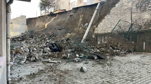 Kastamonu&rsquo;da istinat duvarı &ccedil;&ouml;kt&uuml;, 7 ara&ccedil; zarar g&ouml;rd&uuml;
