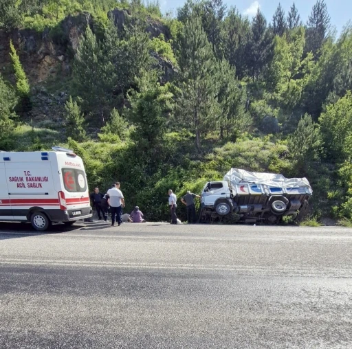 Kastamonu&rsquo;da kamyon şarampole devrildi: 2 yaralı
