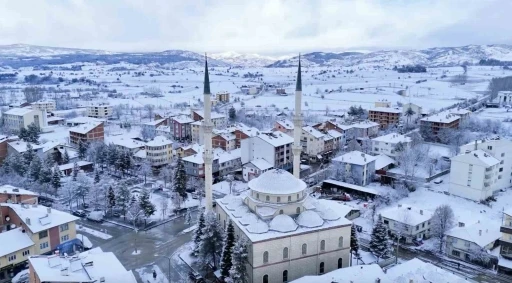 Kastamonu&rsquo;da kar il&ccedil;eleri beyaza b&uuml;r&uuml;d&uuml;

