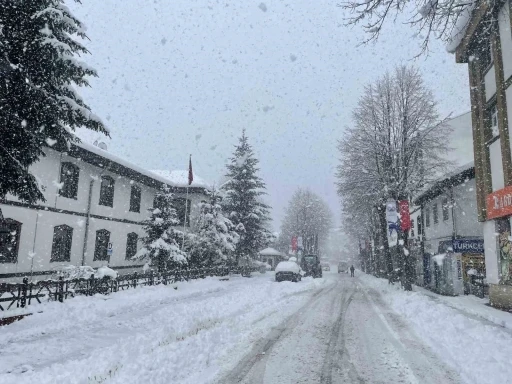 Kastamonu’da kar yağışı sürüyor: 181 köy yolu ulaşıma kapandı
