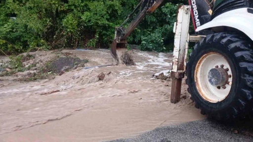 Kastamonu&rsquo;da kuvvetli sağanak ve heyelanlar ulaşımı olumsuz etkiledi
