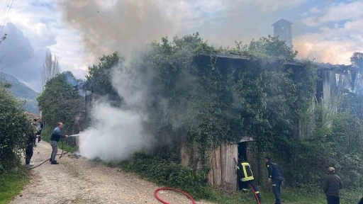 Kastamonu&rsquo;da metruk binada &ccedil;ıkan yangını itfaiye s&ouml;nd&uuml;r&uuml;ld&uuml;
