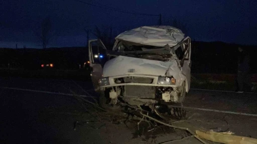 Kastamonu&rsquo;da minib&uuml;s ile hafif ticari ara&ccedil; &ccedil;arpıştı: 7 yaralı
