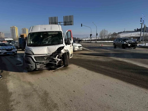 Kastamonu&rsquo;da minib&uuml;s ile otomobil &ccedil;arpıştı: 1 yaralı
