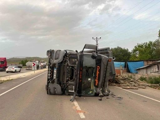 Kastamonu’da odun yüklü tır devrildi, sürücü yaralandı
