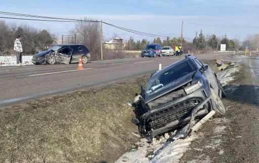Kastamonu&rsquo;da otomobil ile cip &ccedil;arpıştı: 3 yaralı
