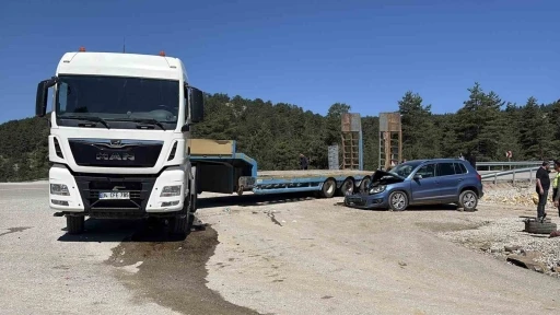 Kastamonu&rsquo;da otomobil ile tır &ccedil;arpıştı: 4 yaralı
