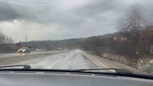 Kastamonu&rsquo;da sağanak yağış s&uuml;r&uuml;c&uuml;lere zor anlar yaşattı
