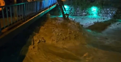 Kastamonu&rsquo;da selin geliş anı cep telefonu kamerasına yansıdı
