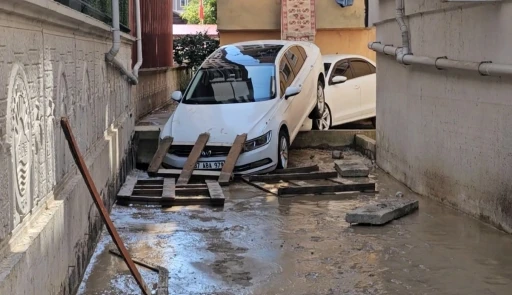 Kastamonu&rsquo;da selin vurduğu il&ccedil;ede temizlik &ccedil;alışmaları s&uuml;r&uuml;yor
