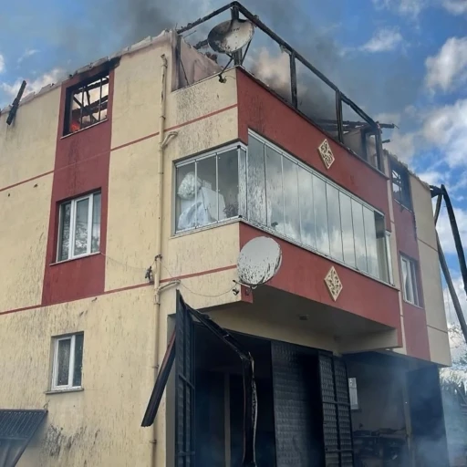 Kastamonu&rsquo;da &uuml;&ccedil; katlı binanın &ccedil;atısında yangın
