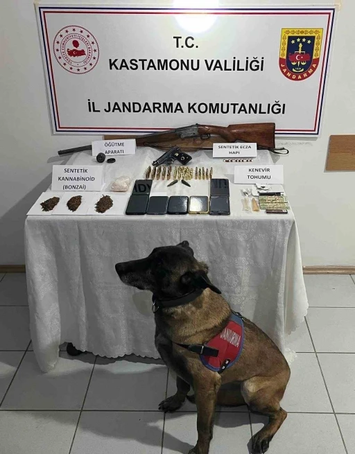 Kastamonu&rsquo;da uyuşturucu operasyonu: 8 g&ouml;zaltı
