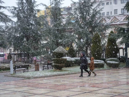 Kastamonu&rsquo;da vatandaşlar, Ramazan ayının ilk g&uuml;n&uuml;ne kar yağışıyla uyandı

