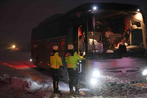 Kastamonu&rsquo;da yoğun kar yağışı: Ağır tonajlı ara&ccedil;ların ge&ccedil;işine izin verilmiyor
