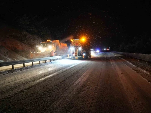 Kastamonu&rsquo;da yoğun kar yağışı: Ara&ccedil;lar yolda mahsur kaldı

