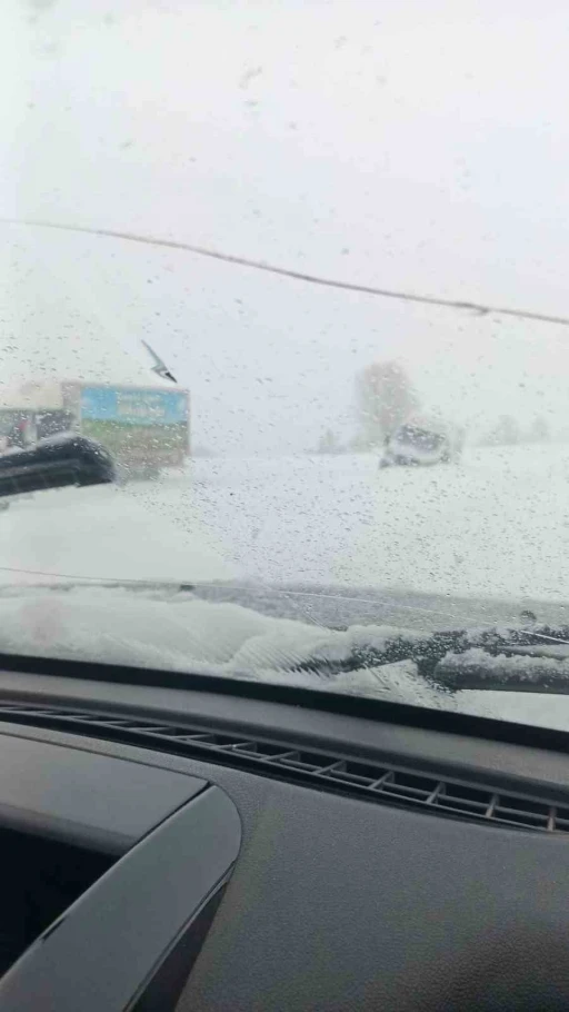 Kastamonu&rsquo;da yoldan &ccedil;ıkan yolcu otob&uuml;s&uuml; kara saplandı
