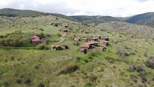 Kastamonu’nun tarihi köy evlerinin mimarisi, doğal güzelliğiyle büyülüyor
