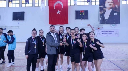 Kastamonu Üniversitesi Kadın Futsal Takımı, namağlup şampiyon oldu
