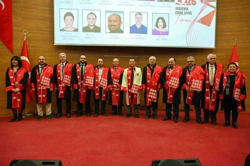 Kastamonu &Uuml;niversitesi&rsquo;nde 89 akademisyen c&uuml;bbe giydi
