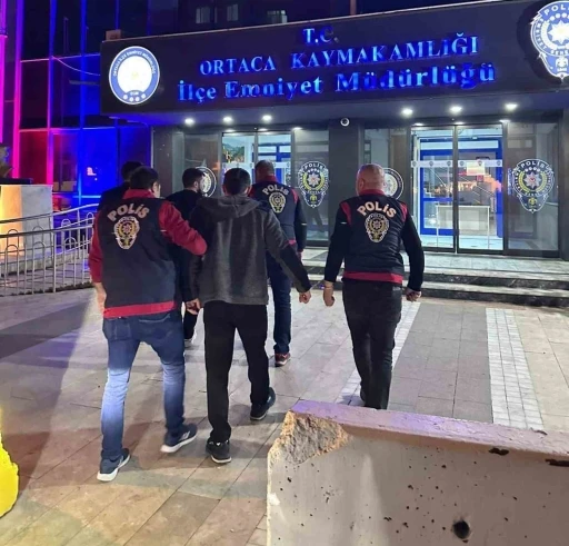 &lsquo;Kasten &ouml;ld&uuml;rme&rsquo; su&ccedil;undan aranan 2 şahıs yakalandı
