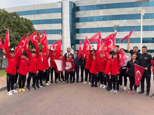 Katar&rsquo;da mahsur kalan sporcular T&uuml;rkiye&rsquo;ye d&ouml;nmek &uuml;zere uğurlandı

