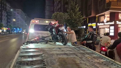Katlanır plaka ile polise yakalanan motosiklet s&uuml;r&uuml;c&uuml;s&uuml;ne 140 bin lira ceza
