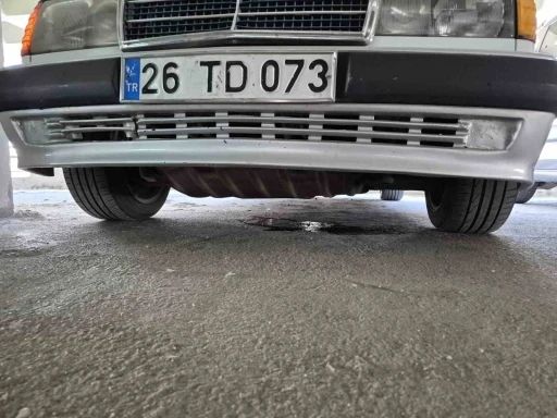 Katlı otoparkta yakıt sızdıran otomobil paniğe sebep oldu
