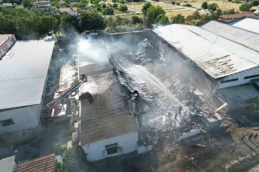 Kau&ccedil;uk fabrikasındaki yangın 3 saatlik &ccedil;alışmayla kontrol altına alındı
