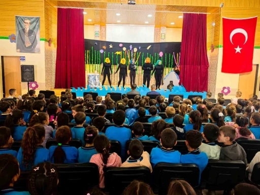 KAVAKLIDERE'DE TİYATRO COŞKUSU