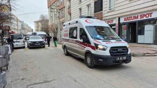 Kavga ettiği &uuml;vey babasını bı&ccedil;akla ağır yaraladı
