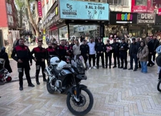 Kavga ihbarına gelen polise sürpriz kutlama
