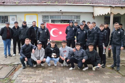 Kavga ihbarına giden polislere öğrencilerden sürpriz kutlama

