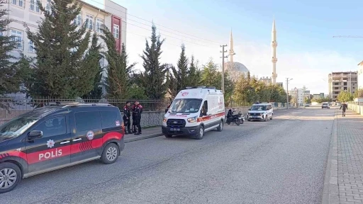 Kavga sırasında bacağına demir &ccedil;ubuk batan gen&ccedil; yaralandı
