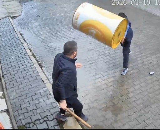Kavgada eline ge&ccedil;irdiği varil, parke taşı ve masayı karşı tarafın &uuml;zerine attı

