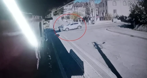 Kavşağa giren motosikletliyi fark etmeyerek &ccedil;arptı: 1 yaralı
