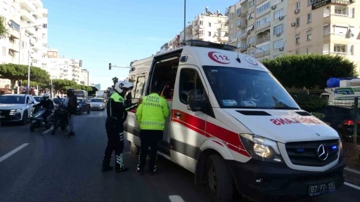 Kavşak sisteminde &ccedil;arpışan iki motosikletin s&uuml;r&uuml;c&uuml;leri yaralandı
