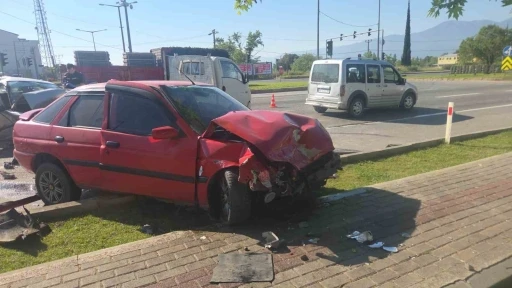 Kavşakta 4 ara&ccedil; birbirine girdi : 1 &ouml;l&uuml; 4 yaralı
