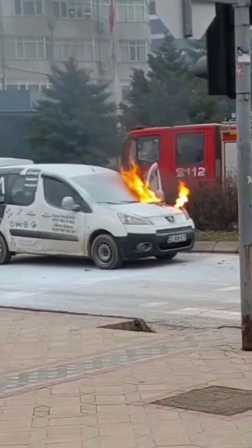 Kavşakta alevli anlar, trafik kilitlendi
