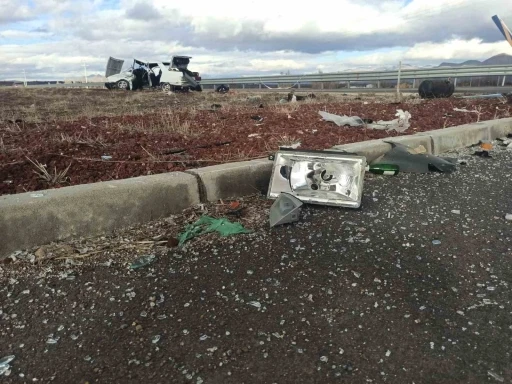 Kavşakta iki otomobil &ccedil;arpıştı: 1 &ouml;l&uuml;, 1 yaralı
