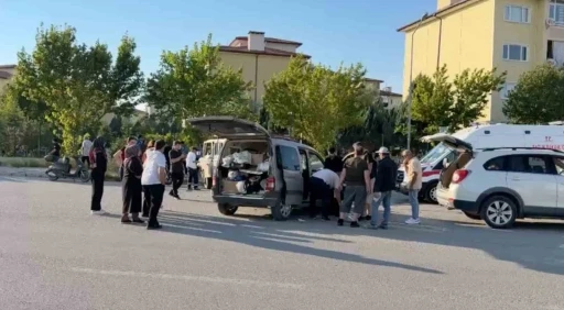 Kavşakta kamyonet ile hafif ticari ara&ccedil; &ccedil;arpıştı: 1&rsquo;i ağır 3 yaralı
