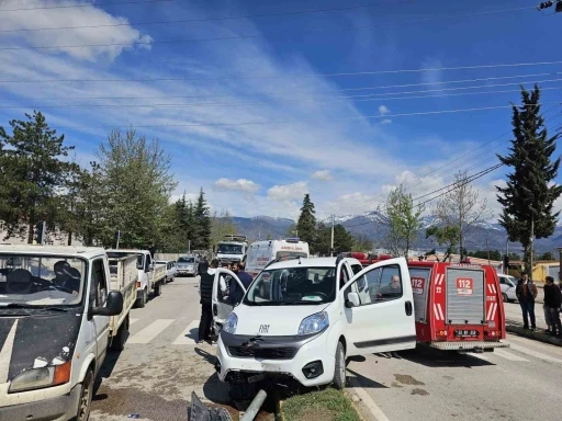 Kavşakta meydana gelen kazada 3 kişi yaralandı
