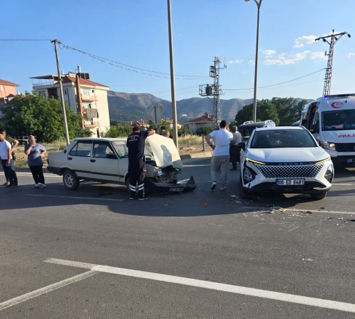 Kavşakta meydana gelen kazada yolcu yaralandı
