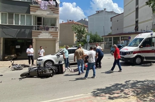 Kavşakta motosiklet ile elektrikli bisiklet &ccedil;arpıştı: 2 yaralı
