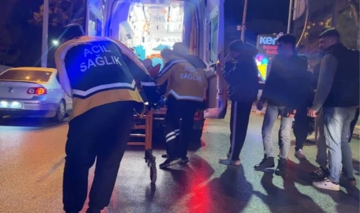 Kavşakta motosiklet ile otomobil &ccedil;arpıştı: 2 yaralı
