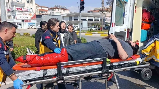 Kavşaktan d&ouml;nmeye &ccedil;alışırken motosikleti devirdi: 1 yaralı
