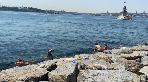 Kavurucu sıcaklar bunalttı, serinlemek isteyenler boğaza koştu
